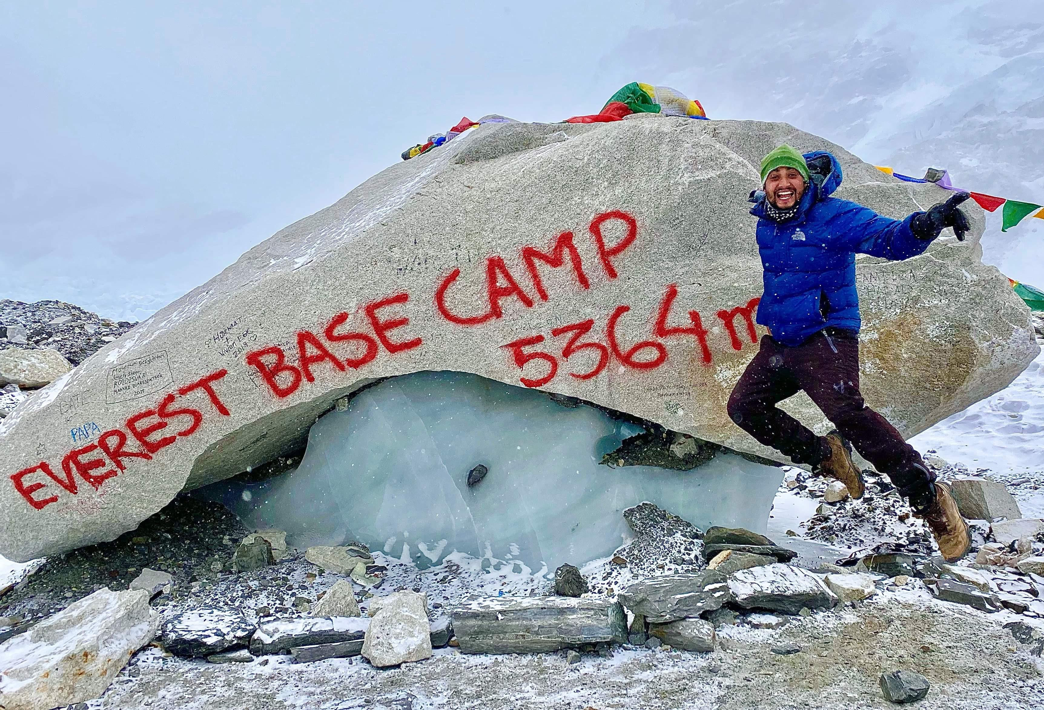 Stone cairn at Thugla Pass